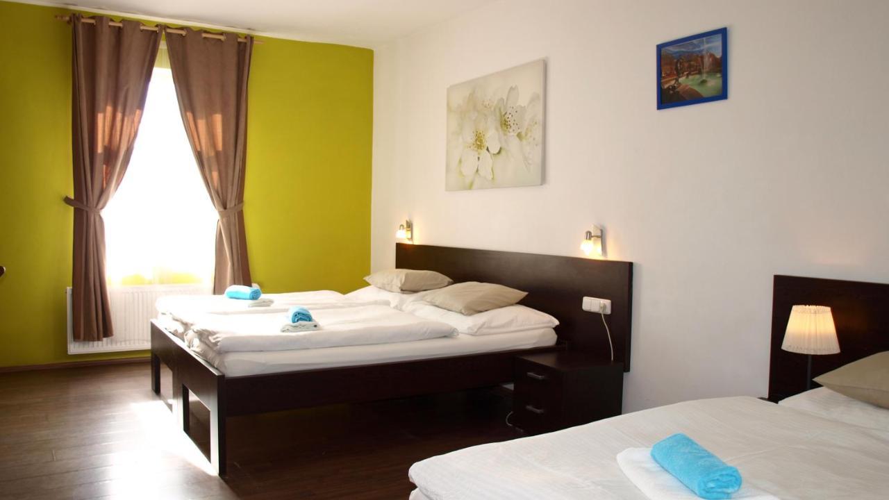 Pension Village Karlovy Vary Bagian luar foto