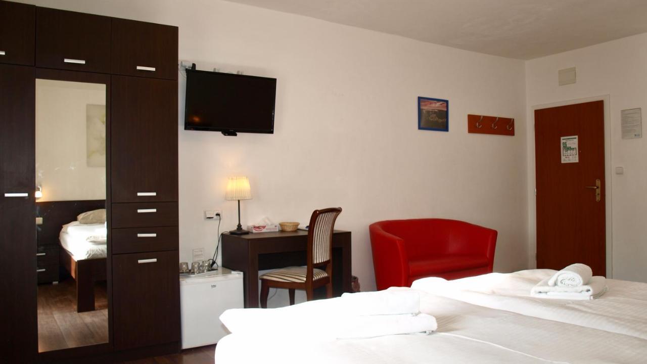 Pension Village Karlovy Vary Bagian luar foto